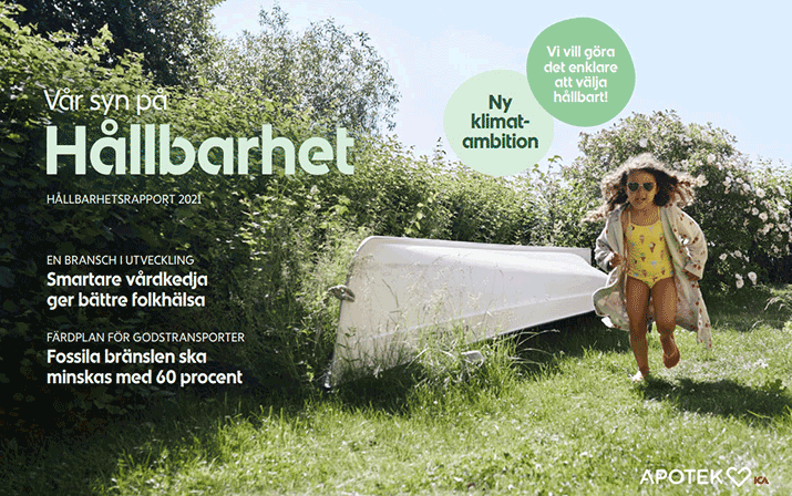 Förstasidan till en hållbarhetsrapport. En liten flicka iklädd badräkt och badrock springer i full fart på en gräsmatta längs med sommargröna buskar och blommor.